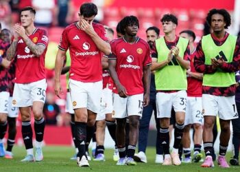 Manchester United suffer first home defeat